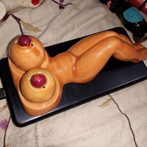 Salt and pepper shakers boobs